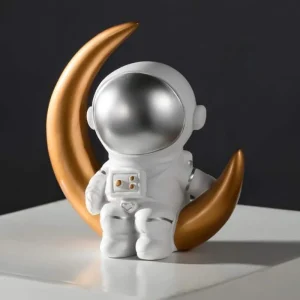Figura de astronauta sobre luna creciente