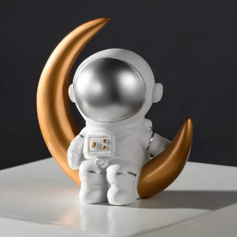Figura de astronauta sobre luna creciente